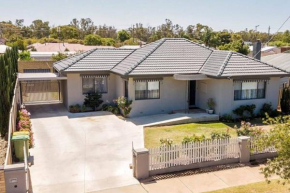 Town, Train, Pubs & River all close by, Echuca